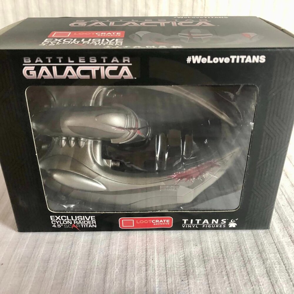 NIB Battlestar Galactica Cylon Raider 4.5" Scartitan vinyl Figures W/ Stand